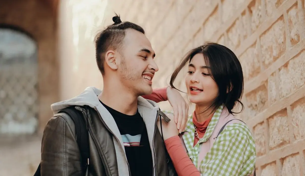 Jadi pasangan kekasih, Debi dan Marco kerap tampil kompak dengan busana kembar. Keduanya kerap jadi model dari sebuah busana dalam pemotretan. Debi yang menyukai mendaki gunung, Marco pun beberapa kali terlihat menemaninya. (Liputan6.com/IG/debisagita)