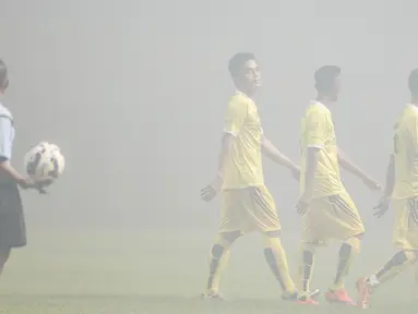 Suasana turunkan kabut asap akibat suar yang dinyalakan oleh suporter Persib Bandung saat laga melawan PS Polri di Stadion Wibawa Mukti, Bekasi. (Bola.com/Vitalis Yogi Trisna)