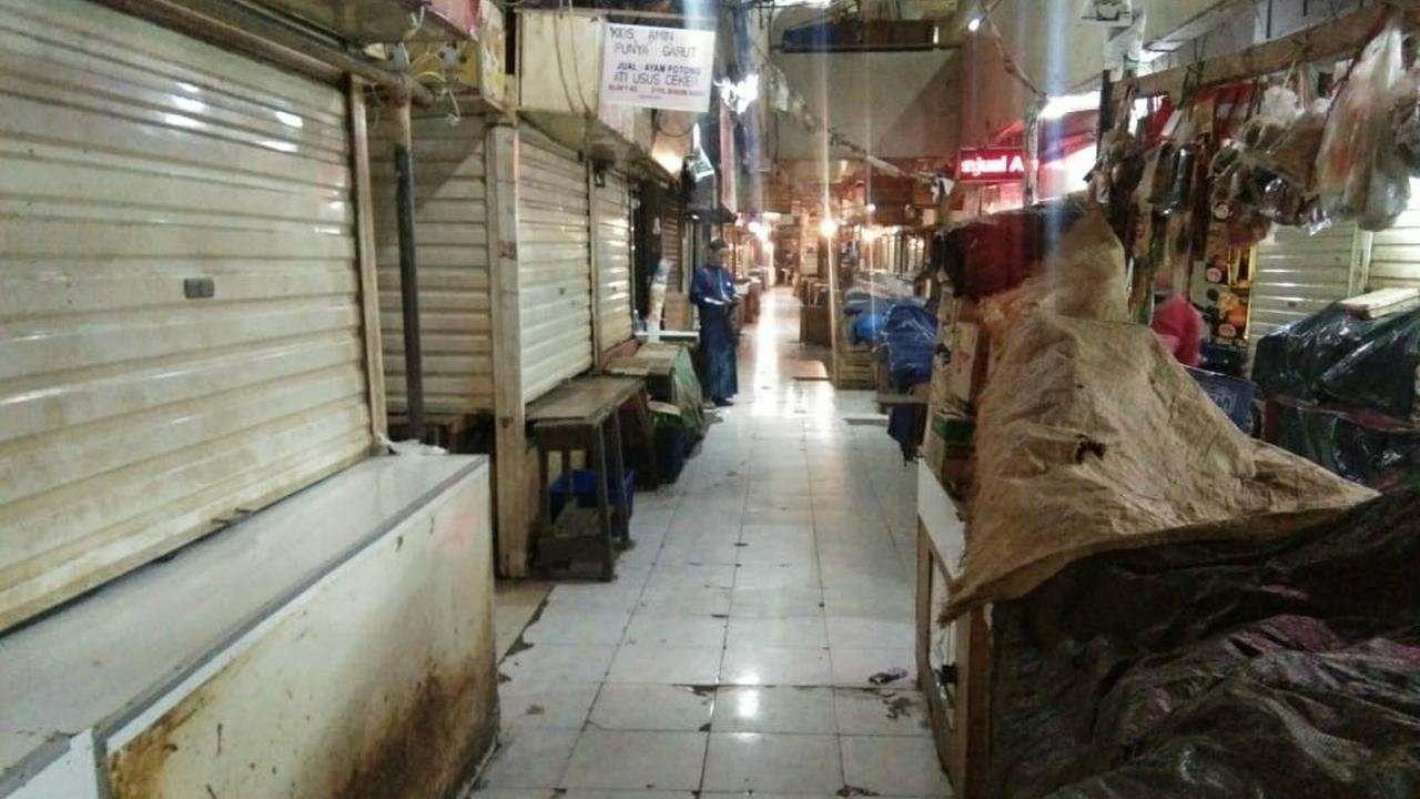 Toko-toko di Pasar Bogor ditutup setelah adanya satu orang pedagang terkonfirmasi positif Covid-19. (Liputan6.com/Achmad Sudarno)