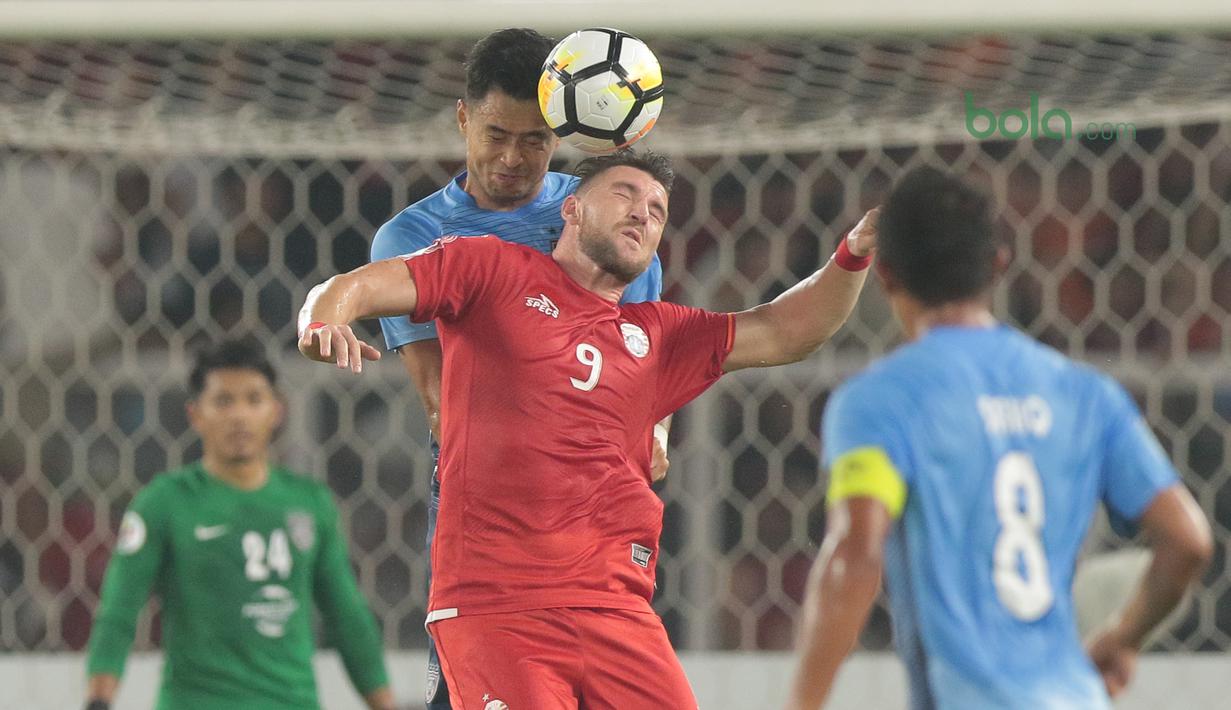 Duel Marko Simic dengan bek JDT, Aidil Zaufan pada laga grup H Piala AFC 2018 di Stadion Utama Gelora Bung Karno, Jakarta, Selasa (10/4/2018). Persija Jakarta menang 4-0.  (Bola.com/Nick Hanoatubun)