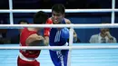 Petinju Indonesia, Farrand Papendang (kaus biru) dipaksa mengakui ketangguhan petinju Vietnam, Nguyen Van Hai di SingaporeExpo, SIngapura, Senin (8/6/2015). Farrand Papendang harus puas ditempat ketiga kelas ringan 60 kg. (Liputan6.com/Helmi Fithriansyah)