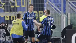 Pemain Inter Milan, Ivan Perisic (tengah merayakan gol saat timnya bermain imbang 1-1 pada lanjutan Serie A, di Stadion Olimpico, Sabtu atau Minggu (20/3/2016) dini hari WIB. (REUTERS/Max Rossi)