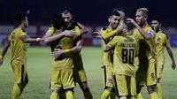 Pemain Bhayangkara FC merayakan gol yang dicetak oleh Muhamad Hargianto ke gawang Mitra Kukar pada laga Liga 1 di Stadion PTIK, Jakarta, Kamis (17/5/2018). (Bola.com/M Iqbal Ichsan)