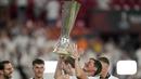 <p>Pelatih Frankfurt, Oliver Glasner mengangkat trofi merayakan kemenangan atas Rangers pada pertandingan final Liga Europa di stadion Ramon Sanchez Pizjuan di Seville, Spanyol, Kamis (19/5/2022). Frankfurt mengalahkan Rangers 5-4 dalam adu penalti setelah pertandingan pertandingan berakhir imbang 1-1. (AP Photo/Manu Fernandez)</p>