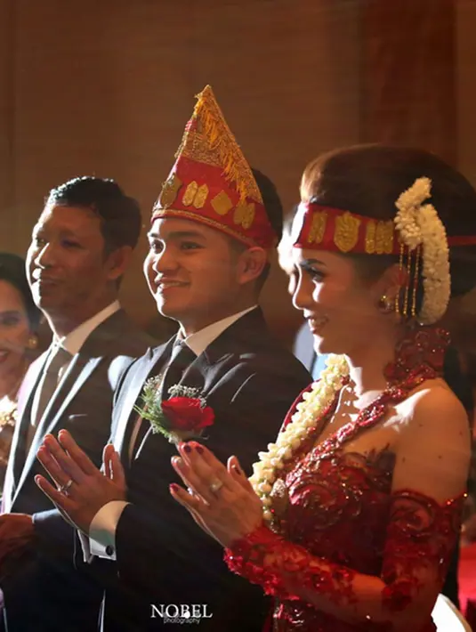 Berbagai reaksi dari netizen melihat penampilan Momo dengan busana pengantin adat Batak. Selain memuji cantik, juga ada saja netizen yang memperhatikan gigi dari vokalis Geisha tersebut. (Instagram/nobelphotography)