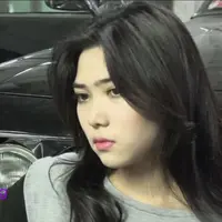 Isyana Sarasvati pernah mengindap anorexia, yang membuat tubuhnya sangat kurus.