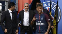 Bintang Brasil, Neymar, menyapa wartawan saat akan perkenalkan sebagai pemain baru PSG di Stadion Parc des Princes, Paris, Jumat (4/8/2017). Neymar didatangkan dari Barcelona dengan harga 222 juta euro. (AFP/Lionel Bonaventure)