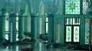 Suasana di dalam Masjid Raya Al-A'zhom saat Ramadan, Tangerang, Selasa (30/5). Masjid dengan warna dominan biru langit ini mampu menampung jamaah sebanyak 15.000 orang. (Liputan6.com/Helmi Afandi)
