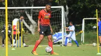 Achmad Figo ketika berlatih bersama Arema FC. (Bola.com/Iwan Setiawan)