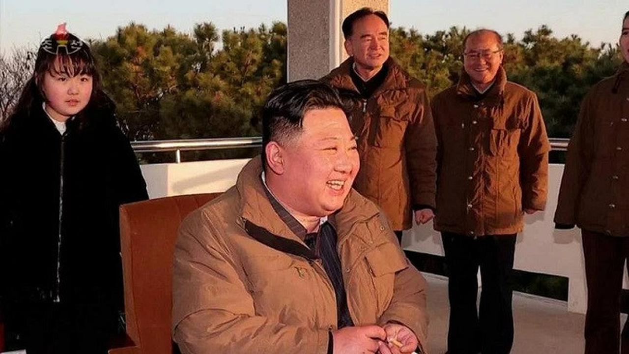 Dalam sebuah video yang dirilis oleh KCNA, putri Kim Jong Un, Kim Ju Ae (kiri) terlihat mengenakan jaket berkerudung keluaran rumah mode Christian Dior. (Dok. KCNA/KOREA HERALD/ASIA NEWS NETWORK)