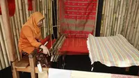 Pengrajin songket pandai sikek dari Sumatera Barat hadir di Indonesia Pavilion, Nusa Dua, Bali. (dok.istimewa/Dinny Mutiah)