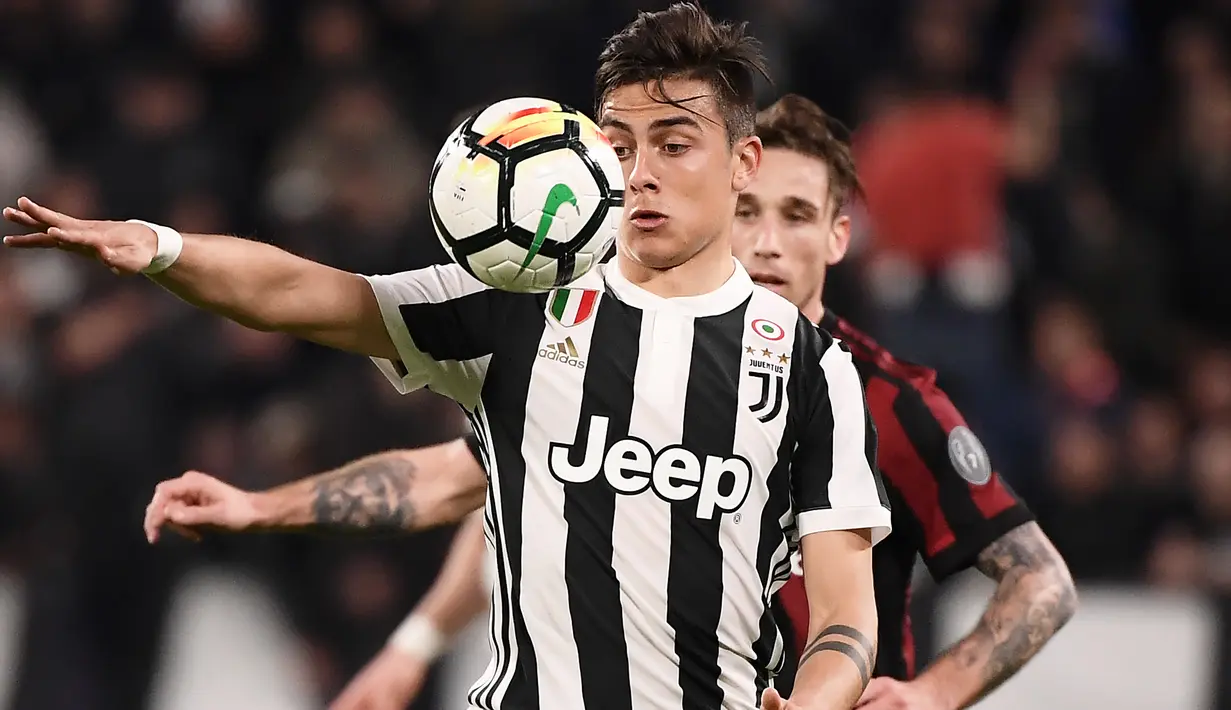 Aksi pemain Juventus, Paulo Dybala mengecoh pemain AC Milan pada laga Serie A di Allianz Stadium, Turin, (31/3/2018). Juventus menang 3-1. (AFP/Marco Bertorello)
