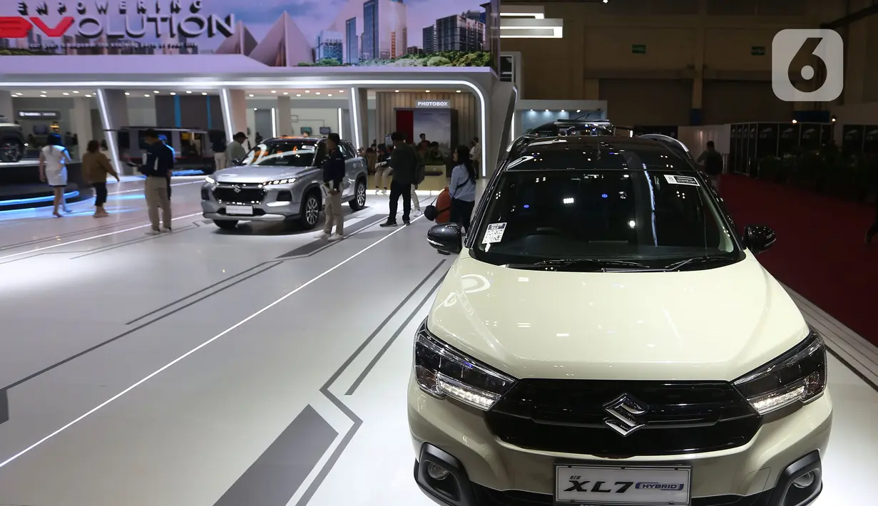 Pengunjung melihat deretan mobil Suzuki yang dipamerkan pada ajang Gaikindo Indonesia International Auto Show (GIIAS) 2024 di Indonesia Convention Exhibition (ICE) BSD, Kabupaten Tangerang, Banten, Kamis (18/7/2024). (Liputan6.com/Angga Yuniar)