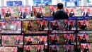 Seorang pria menyaksikan siaran langsung pertemuan Presiden AS Donald Trump dan pemimpin Korea Utara Kim Jong Un di Vietnam, di sebuah toko elektronik di Seoul, Korea Selatan (28/2). (AP Photo/Lee Jin-man)