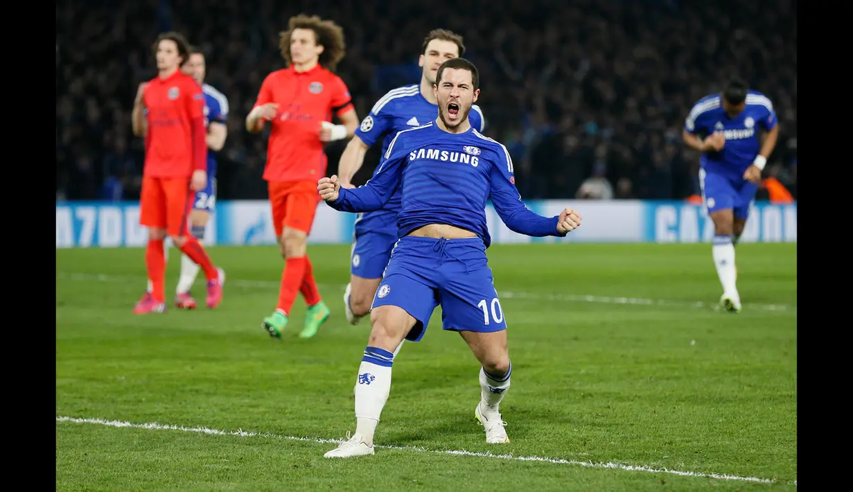 Gelandang Chelsea, Eden Hazard merayakan selebrasi usai mencetak gol ke gawang PSG pada leg kedua 16 besar Liga Champions di Stadion Stamford Bridge, London, Inggris (11/3/15) . Chelsea bermain imbang 2-2 dengan Paris St Germain. (Reuters/Stefan Wermuth)