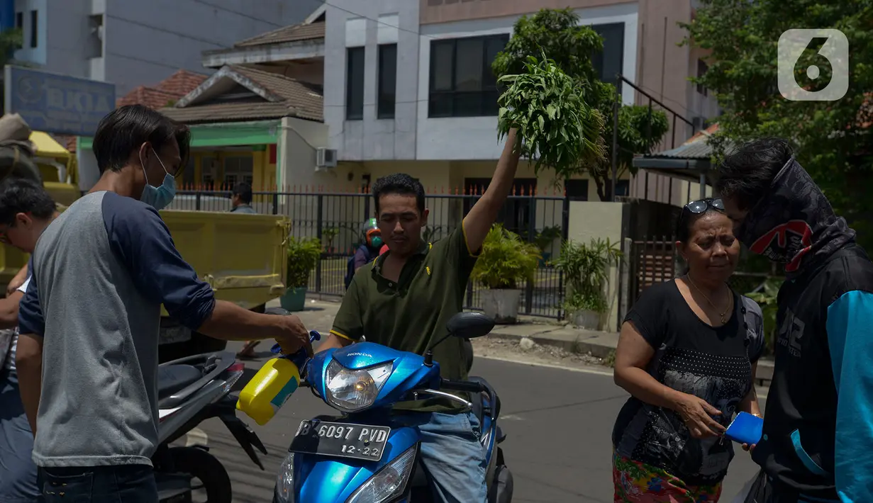 Anggota Karang Taruna menyemprotkan cairan disinfektan ke kendaraan yang memasuki pemukiman di Kelurahan Kebon Sirih, Jakarta, Rabu (1/4/2020). Warga di kelurahan itu memberlakukan akses satu pintu masuk dan menyemprotkan disinfektan guna mencegah penyebaran virus COVID-19. (merdeka.com/Imam Buhori)