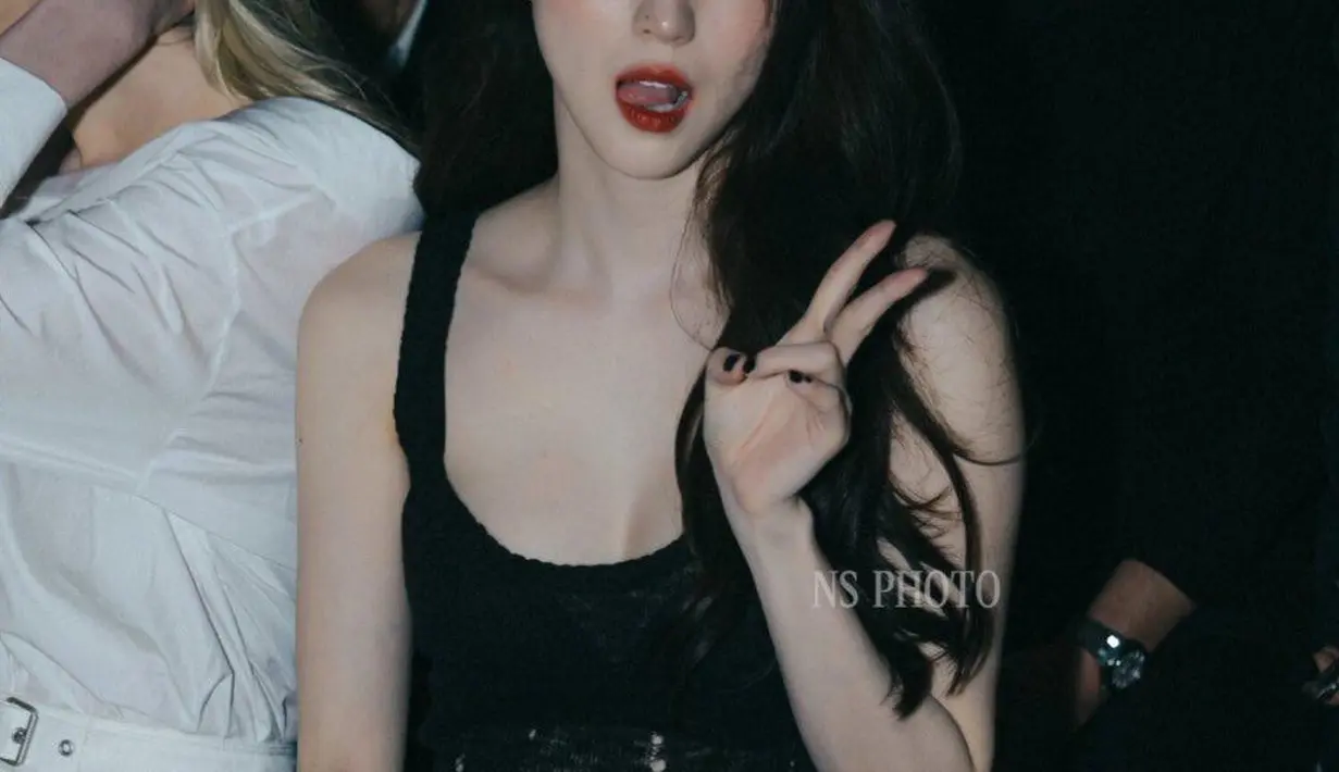 Dalam potret yang disebarkan penggemar di media sosial, Han So Hee tampil stunning mengenakan gaun renda tembus pandang warna hitam memperlihatkan lekuk tubuhnya.  [Foto:X]