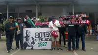 Bonek Mania dan Pasoepati saat di Stasiun Bekasi, Kamis (9/10/11/2017). (Bola.com/Ronald Seger Prabowo)