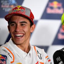 Pembalap Repsol Honda, Marc Marquez, dan rider Monster Energy Yamaha, Valentino Rossi. (AFP/Gabriel Buoys)