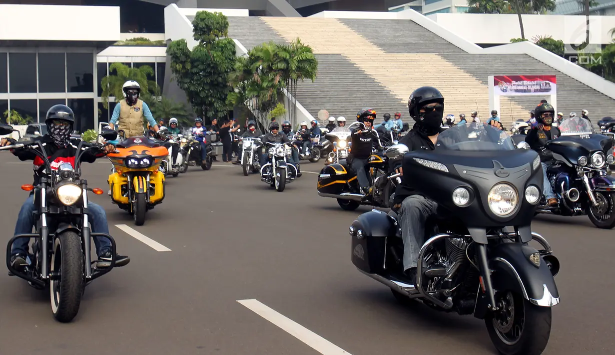 Pencinta Motor Gede saat berkendara di Halaman Gedung DPR/MPR, Jakarta, Minggu (1/7). Acara tersebut dilakukan untuk Halal Bihalal Ketua MPR dengan Pencinta Motor Gede dengan tema "Merah Putih Kita Sama". (Liputan6.com/Johan Tallo)