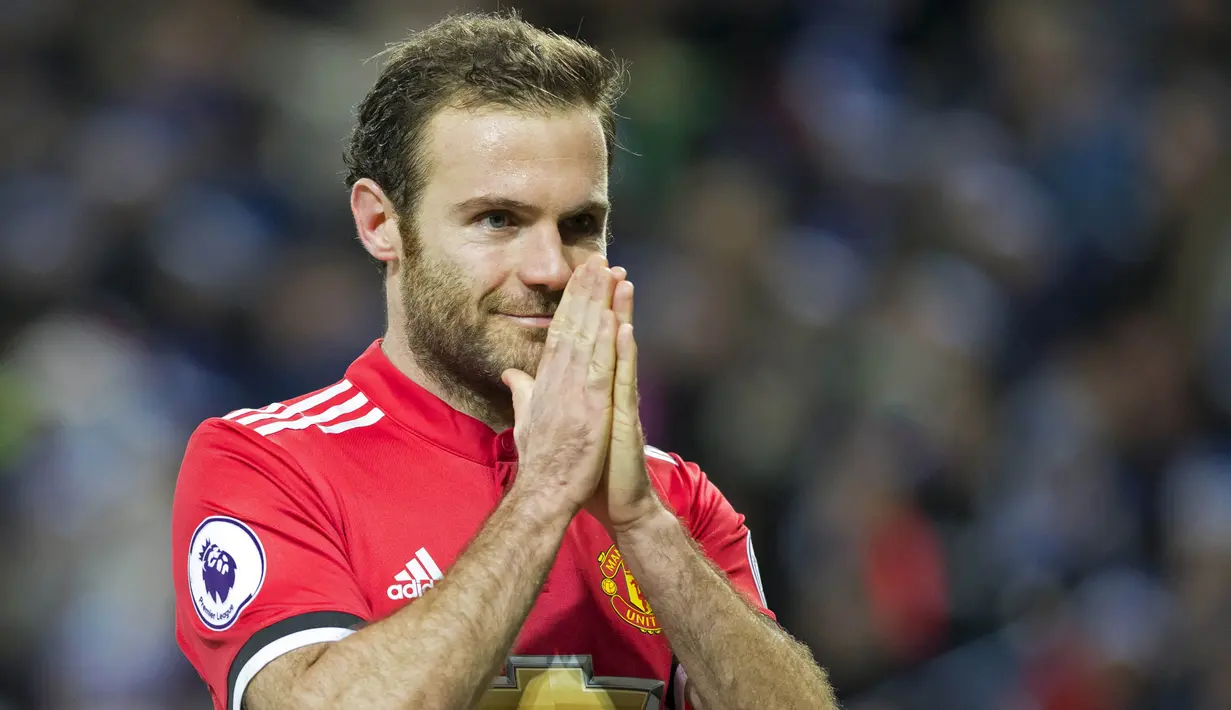 4. Juan Mata (Manchester United) - Kedatangan Alexis Sanchez akan membuatnya terancam kehilangan posisi utama. Menurut Daily Star, Valencia berupaya menyelamatkan karier gelandang 29 tahun asal Spanyol tersebut. (AFP/Roland Harrison)