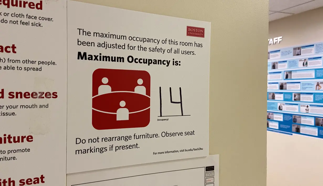 Sebuah poster tentang penurunan kapasitas ruang kelas terlihat di sebuah dinding di Universitas Boston, Boston, Massachusetts, Amerika Serikat (AS), (4/9/2020). (Xinhua/Wu Tongyangzi)
