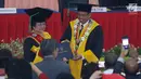 Presiden kelima RI Megawati Soekarnoputri (kiri) menerima sertifikat dari Rektor UNP saat sidang senat penganugerahan gelar Doktor Kehormatan bidang Politik Pendidikan di Universitas Negeri Padang, Rabu (27/9). (Liputan6.com/Helmi Fithriansyah)