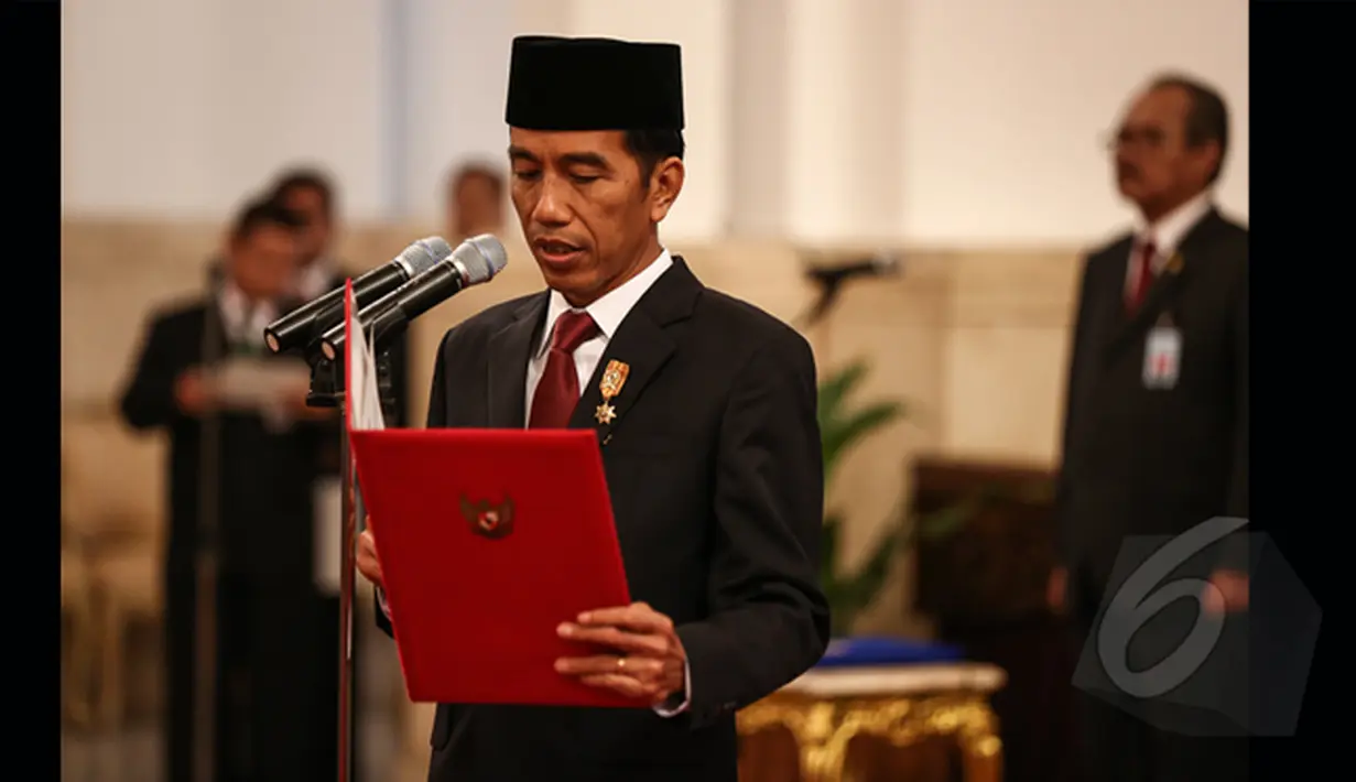 Presiden Joko Widodo membacakan sumpah jabatan saat melantik Triawan Munaf sebagai Kepala Badan Ekonomi Kreatif di Istana Negara, Jakarta, Senin (26/1/2015). (Liputan6.com/Faizal Fanani)