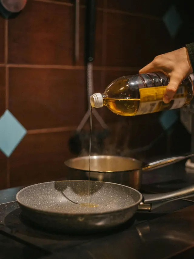 1. Gunakan Minyak Panas dan Banyak