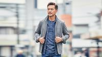 Model Fashion Cowok Usia 50an Terbaru 2025 (Ilustrasi Gemini)