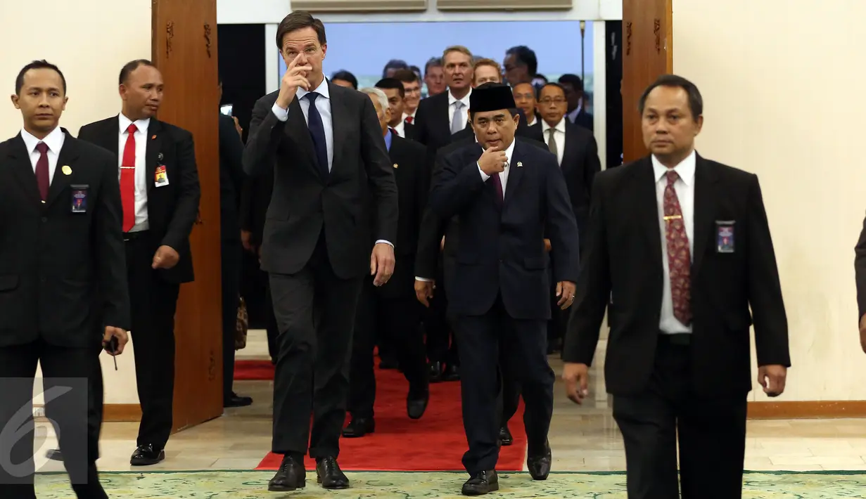Ketua DPR RI Ade Komarudin (kanan) menerima kunjungan kerja PM Belanda Mark Rutte di Kompleks Parlemen, Jakarta Rabu (23/11). Kunjungan itu untuk mengadakan pertemuan bilateral guna membahas sejumlah agenda kerja sama RI-Belanda (Liputan6.com/Johan Tallo)