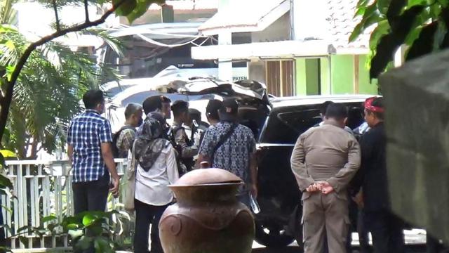 Petugas KPK menggeledah kantor Bupati Sidoarjo. (Istimewa)