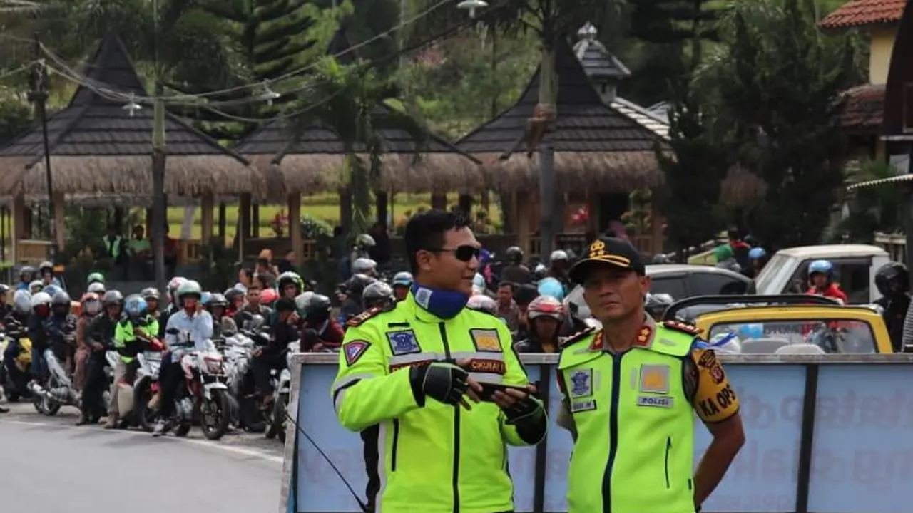 Kapolres Garut AKBP Budi Satria Wiguna didampingi Kasatlantas AKP Rizky Adi Saputro tengah mengamankan jalur balik di jalur Limbangan, Garut