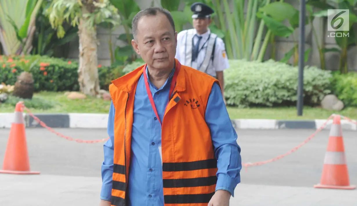 Mantan Kepala Badan Penyehatan Perbankan Nasional (BPPN) Syafruddin Arsyad Temenggung tiba di gedung KPK, Jakarta, Senin (19/3). Syafruddin diperiksa terkait dugaan korupsi penerbitan surat keterangan lunas (SKL) BLBI. (Merdeka.com/Dwi Narwoko)