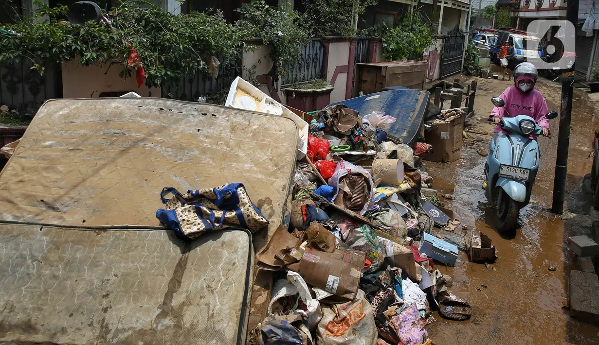 Sejak Rabu (5/3/2025) pagi, di sejumlah permukiman terdampak banjir, warga mulai membersihkan sisa lumpur serta sampah yang terbawa arus banjir. (Liputan6.com/Angga Yuniar)
