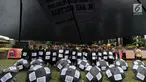 Sejumlah aktivis dari Gema Tapteng berbaris melakukan aksi teatrikal saat melakukan aksi unjuk rasa di depan gedung KPK, Jakarta, Kamis (26/4). Mereka menutut pimpinan KPK untuk mengusut tuntas Bakhtiar Ahmad Sibarani. (Merdeka.com/Dwi Narwoko)