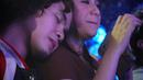 Dul Jaelani menyandarkan kepalanya ke pundak Tissa Biani yang tengah asyik merekam konser Dewa 19, dengan memejamkan matanya. (Foto: Instagram/@duljaelani)