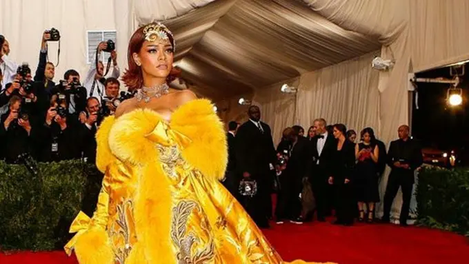 Cantiknya Rihanna di Met Gala 2015 dalam Balutan Gaun Telor Dadar