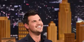 Taylor Lautner, aktor tampan pemeran Jacob di film Twilight ternyata masih nyaman dengan status single nya. Hingga saat ini, belum ada sosok wanita yang berhasil memikat hati aktor bertubuh kekar itu (AFP/Bintang.com)