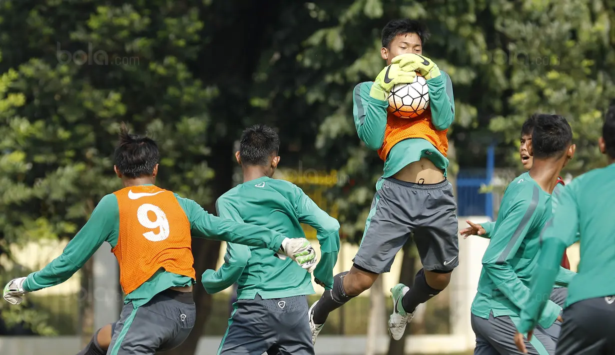 Kiper Timnas Indonesia U-16, Ahluzd Dzikri, menangkap bola saat latihan di Lapangan Atang Sutresna, Cijantung, Selasa (12/9/2017). Latihan tersebut untuk persiapan kualifikasi Piala Asia U-16 di Thailand. (Bola.com/M Iqbal Ichsan)