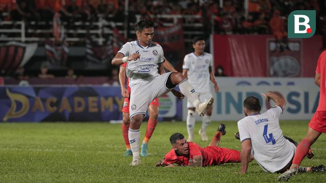 Foto: Laga Keras dan Momen Perselisihan antar Pemain saat Borneo FC Melawan Arema FC di Leg Kedua Final Piala Presiden 2022