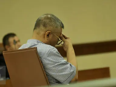 Terdakwa kasus dugaan korupsi pengadaan UPS, Alex Usman saat mendengarkan vonis hakim di Pengadilan Tipikor, Jakarta, Kamis (10/3/2016). Majelis Hakim menjatuhi hukuman kepada Alex Usman 6 tahun penjara dan denda Rp 500 juta. (Liputan6.com/Gempur M Surya)
