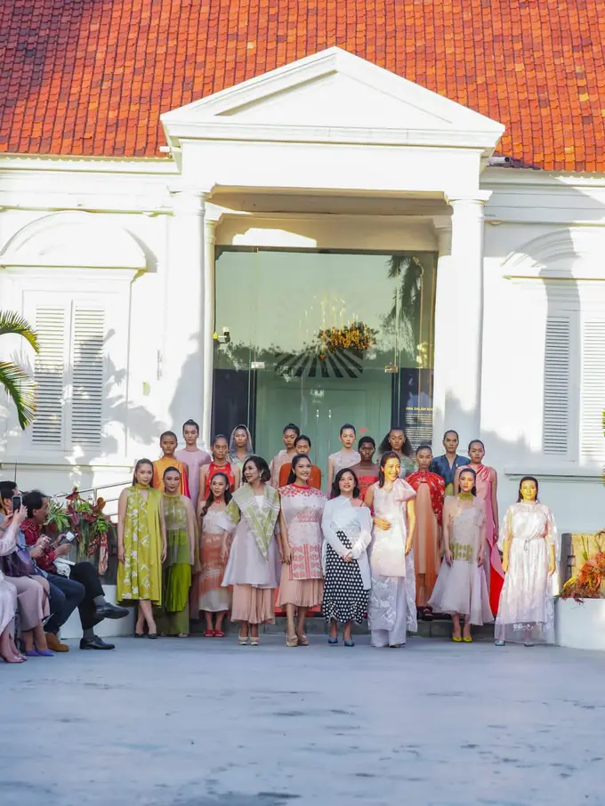 Sinergi, Cerminan Hubungan Erat Ibu dan Anak dalam Sebuah Koleksi Busana