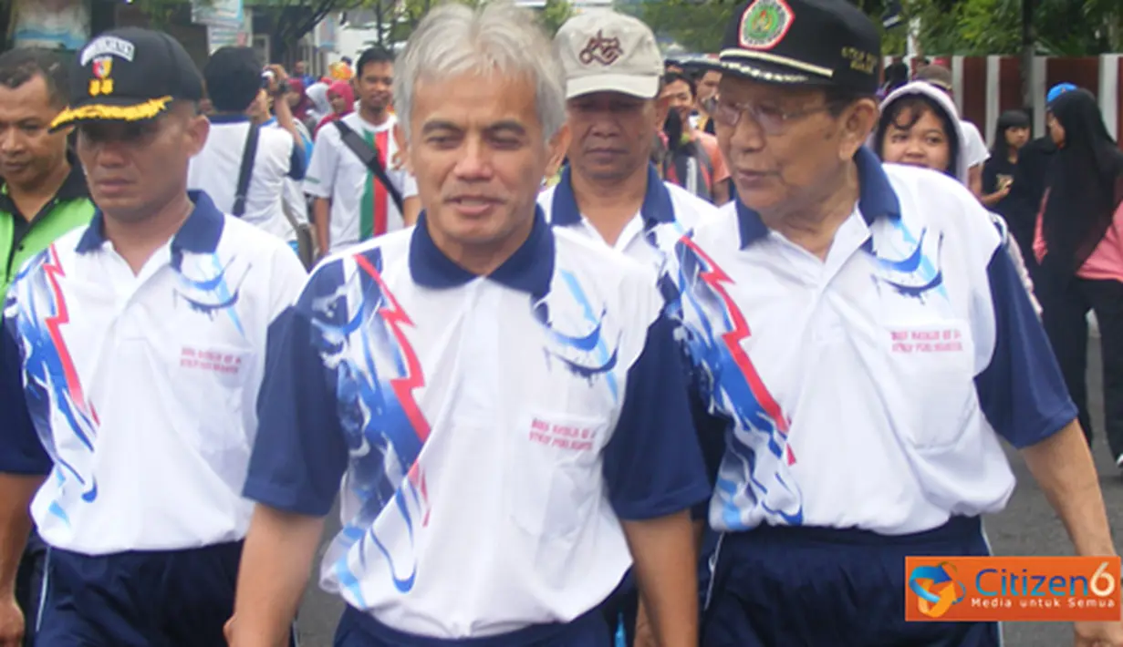 Citizen6, Nganjuk: Mengawali kemeriahan Perayaan DIES NATALIS STKIP PGRI Nganjuk yang ke-34 diselenggarakan Jalan Santai Bersama Pengurus YPLP-PT PGRI Nganjuk. (Pengirim: Faizal Ansyori)