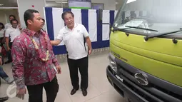 Presiden Direktur PT Hino Motor Sales Indonesia, Hiroo Kayanoki (kanan) bersama Wali Kota Tangerang  Arief R Wismansyah (kiri) saat meninjau Gedung After Sales di Kawasan Industri Jatake, Tangerang, Kamis (19/11/2015). (Liputan6.com/Angga Yuniar)