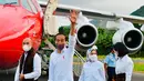 Presiden Joko Widodo dan Ibu Iriana Joko Widodo disaambut Gubernur NTT Viktor Laiskodat beserta istri saat tiba di Bandar Udara Haji Hasan Aroeboesman, Kabupaten Ende, Provinsi Nusa Tenggara Timur (NTT), Selasa (31/5/2022). (Foto: Laily Rachev - Biro Pers Sekretariat Presiden)
