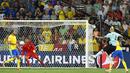 Pemain Belgia, Radja Nainggolan, menendang bola yang berbuah gol ke gawang Swedia pada laga terakhir Grup E Piala Eropa 2016 di Allianz Riviera, Nice, Kamis (23/6/2016) dini hari WIB. (AFP/Jonathan Nackstrand)