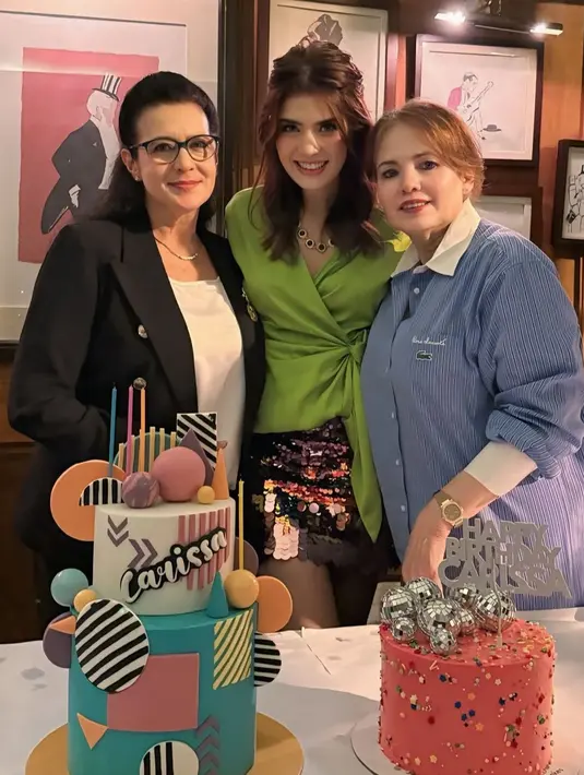 <p>Carissa mengenakan atasan hijau terang dengan aksen ikat di bagian pinggang. Dipadukan mini skirt sequin blink-blink. [@carissa_puteri]</p>