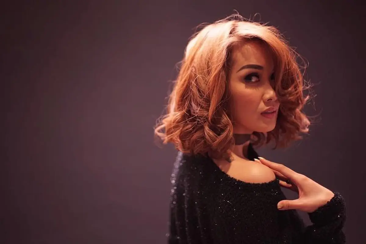 [Bintang] 8 Potret Artis Indonesia Pakai Busana Hitam, Siapa Paling Cantik?