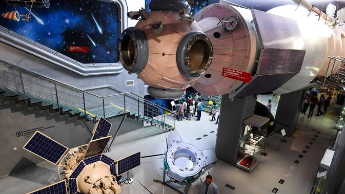 Suasana Museum of Cosmonautics di Moskow (20/8/2019). Museum ini berisi berbagai pameran, mulai dari berbagai baju yang dikenakan para astronaut, koleksi kamera yang sempat dibawa ke luar angkasa, sampai replika pesawat ruang angkasa pun ada di museum ini. (AFP Photo/Kirill Kudryavtsev)
